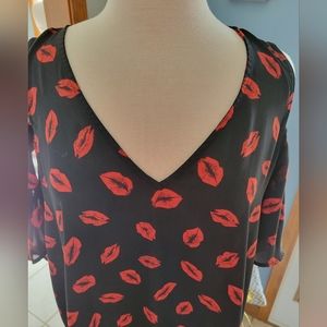 Torrid sz 1 .black with red lips 👄. Peekaboo shoulder blouse